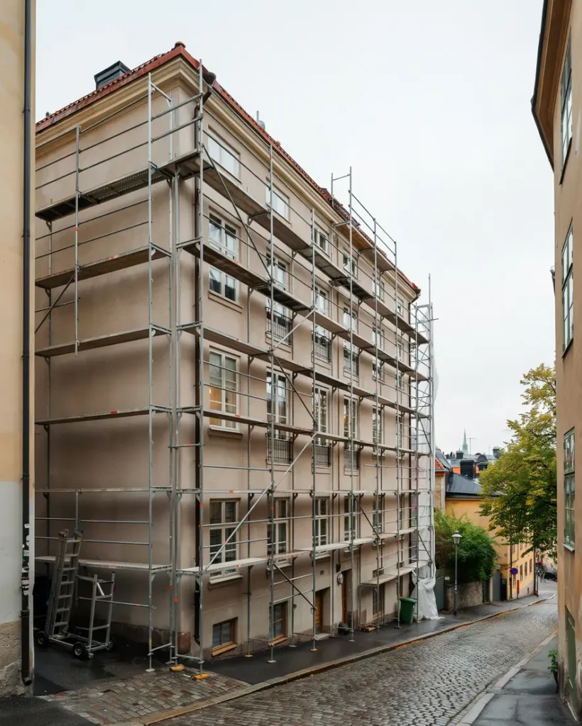 montering av fasadst llning f r takrenovering p s dermalm